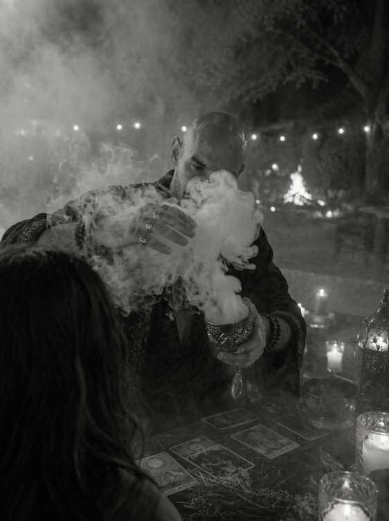 Malachai sosteniendo el cáliz ceremonial con humo